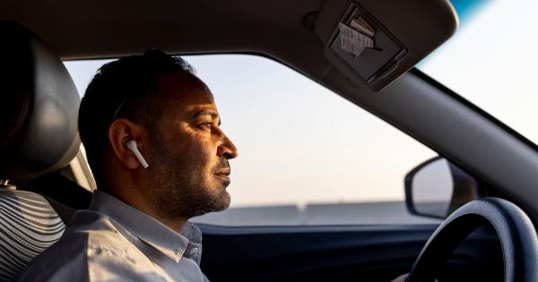 在英国，带着耳机开车和吓唬马可能会让你面临巨额罚款